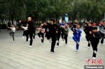 图为张峰和张梅带领学员们习练八极拳。　杨洋 摄 - 中国新闻社河北分社