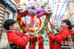 浙江省湖州市的儿童体验“舞龙”。陈海伟 摄 - 中国新闻社河北分社