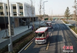 2月22日，智能网联巴士901线测试车辆驶出公交站。(无人机照片) 中新社记者 韩冰 摄 - 中国新闻社河北分社