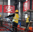 在雄安至忻州高速铁路雄保段施工建设现场，工人正在焊接钢筋。　韩冰 摄 - 中国新闻社河北分社