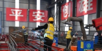 在雄安至忻州高速铁路雄保段施工建设现场，工人正在焊接钢筋。　韩冰 摄 - 中国新闻社河北分社