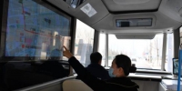 在智能网联巴士内部，车内电子显示屏不仅能显示公交线路信息，还可播放视频供乘客休闲娱乐。　韩冰 摄 - 中国新闻社河北分社