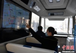 在智能网联巴士内部，车内电子显示屏不仅能显示公交线路信息，还可播放视频供乘客休闲娱乐。　韩冰 摄 - 中国新闻社河北分社