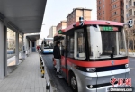 能够自动驾驶的智能网联巴士正在河北雄安新区容东片区进行道路测试。　韩冰 摄 - 中国新闻社河北分社