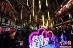 图为2023年春节期间，定州市宋街“转角遇到爱”诗词灯饰。(资料图) 白永民 摄 - 中国新闻社河北分社