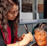 3月6日，孤山子村巾帼志愿服务队队员为帮扶老人剪发。　朱建军 摄 - 中国新闻社河北分社