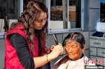 3月6日，孤山子村巾帼志愿服务队队员为帮扶老人剪发。　朱建军 摄 - 中国新闻社河北分社