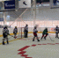 图为中小学生体验冰球运动。　李玉素 摄 - 中国新闻社河北分社