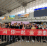 图为乘客在正定机场合影留念。 中新社发 张佳丽 摄 - 中国新闻社河北分社