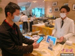 广州市民在咖啡店使用数字人民币支付。 南沙区政府供图 - 中国新闻社河北分社
