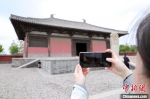游客参观大雄宝殿并拍照留念。　马凯 摄 - 中国新闻社河北分社