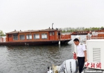 “水上巴士”驾驶员刘大动正在检查船只。　韩冰 摄 - 中国新闻社河北分社