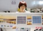 图为工作人员展示《中西建交五十周年》纪念邮票。 中新社发 陈康 摄 - 中国新闻社河北分社