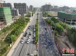 5月14日，参加京津冀(文安)企业家马拉松的选手正在比赛。　陈有柱 　摄 - 中国新闻社河北分社