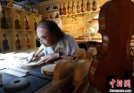 李世其在制作小提琴。　贾枭梦 摄 - 中国新闻社河北分社