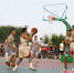 滦南县乡村篮球赛司各庄镇司西村比赛现场，球员们正在奋力拼抢。 杜昭 摄 - 中国新闻社河北分社