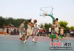 滦南县乡村篮球赛司各庄镇司西村比赛现场，球员们正在奋力拼抢。 杜昭 摄 - 中国新闻社河北分社