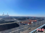 7月，黄骅港的煤炭堆场井然有序地作业中。　刘文文 摄 - 中国新闻社河北分社