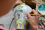 手工艺人正在绘制铜胎画珐琅。　高雷 摄 - 中国新闻社河北分社