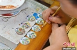 景县铜胎画珐琅手工艺人在进行上彩工序。　高雷 摄 - 中国新闻社河北分社