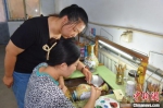 杨燕在指导徒弟进行制作铜胎画珐琅。　高雷 摄 - 中国新闻社河北分社