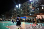 图为孟村“村BA”篮球联赛现场，球员们投球上篮。 杨洋 - 中国新闻社河北分社