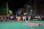图为孟村“村BA”篮球联赛现场，球员们激烈角逐。 杨洋 - 中国新闻社河北分社