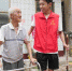 图为社区志愿者在陪老人锻炼。陈惠浩 摄 - 中国新闻社河北分社