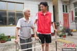 图为社区志愿者在陪老人锻炼。陈惠浩 摄 - 中国新闻社河北分社