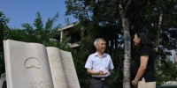 7月27日，朱正权(左)回唐山大地震遗址之一的北京交通大学唐山研究院(原河北矿冶学院)，跟学校工作人员讲述亲身经历。　董钧 摄 - 中国新闻社河北分社