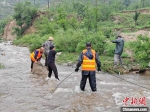 工作人员抢修受损通信设施。涞源县委宣传部供图 - 中国新闻社河北分社