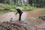 环保局工作人员对域内河流进行地表水质采样。 涞源县委宣传部供图 - 中国新闻社河北分社