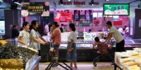 8月5日，市民在涿州市一家连锁超市购物。　翟羽佳 摄 - 中国新闻社河北分社