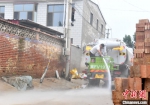 图为8月6日，涿州市清凉寺街道马坊村，洒水车正在冲洗消杀。 中新社记者 韩冰 摄 - 中国新闻社河北分社
