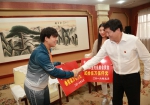 图为邢国辉市长为米娜颁奖 - 残疾人联合会
