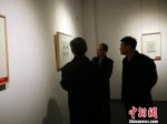 图为专家学者和师生欣赏吴玉日本访学汇报展作品。　李晓伟 摄 - 中国新闻社河北分社