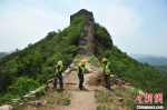 施工人员在清除浮土 张桂芹 摄 - 中国新闻社河北分社