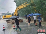 图为邱县政府工作人员冒雨排除险情。　霍飞飞 摄 - 中国新闻社河北分社