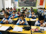 图为平乡县北牌小学参加陶笛社团的孩子们在进行练习。 平教 - 中国新闻社河北分社