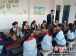 图为沙河市第四小学的学生正在制作冬奥主题工艺葫芦。 路沙 摄 - 中国新闻社河北分社