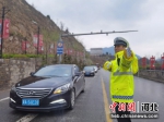 信都区交警三大队民警在道路上疏导交通。李铁锤 摄 - 中国新闻社河北分社