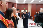 图为任丘市委书记为道德模范颁发奖杯。 孔维嘉 摄 - 中国新闻社河北分社