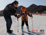 图为游客体验滑雪。 陈乐娟 摄 - 中国新闻社河北分社