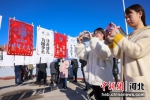 河北迁西农民周义自办“迎冬奥 庆虎年” 个人海报画展，引起村民观看的热潮。 李少华 摄 - 中国新闻社河北分社