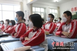 六道河中学学生正在观看“清明诗会”诵读活动直播。 宋利鹏 摄 - 中国新闻社河北分社